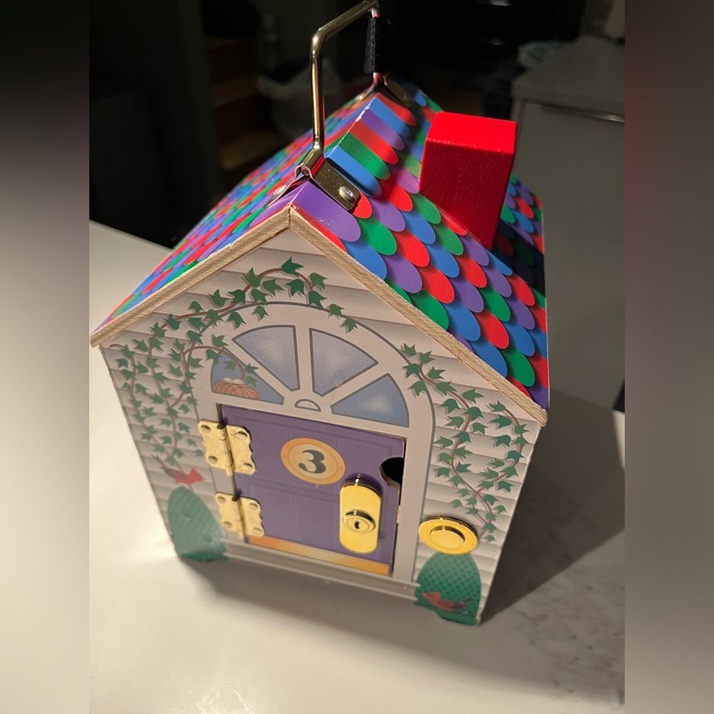 Melissa & doug wooden doorbell house. Ages 3+. - Picture 4 of 11